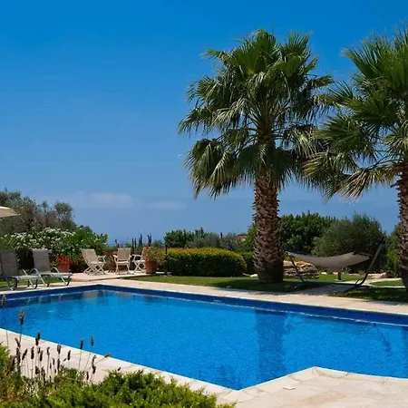 4 Bedroom Lofou With Private Pool And Sea Views, Aphrodite Hills קוקליה