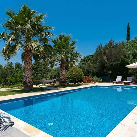 4 Bedroom Lofou With Private Pool And Sea Views, Aphrodite Hills וילה