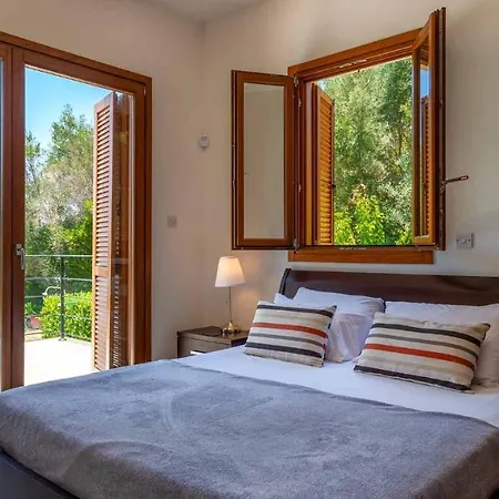 4 Bedroom Lofou With Private Pool And Sea Views, Aphrodite Hills וילה *