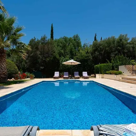 4 Bedroom Lofou With Private Pool And Sea Views, Aphrodite Hills فيلة *