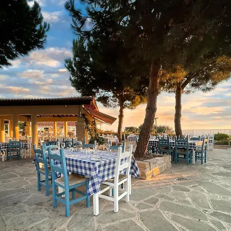 4 Bedroom Lofou With Private Pool And Sea Views, Aphrodite Hills וילה