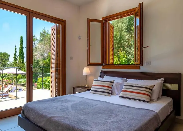 4 Bedroom Lofou With Private Pool And Sea Views, Aphrodite Hills Vila *